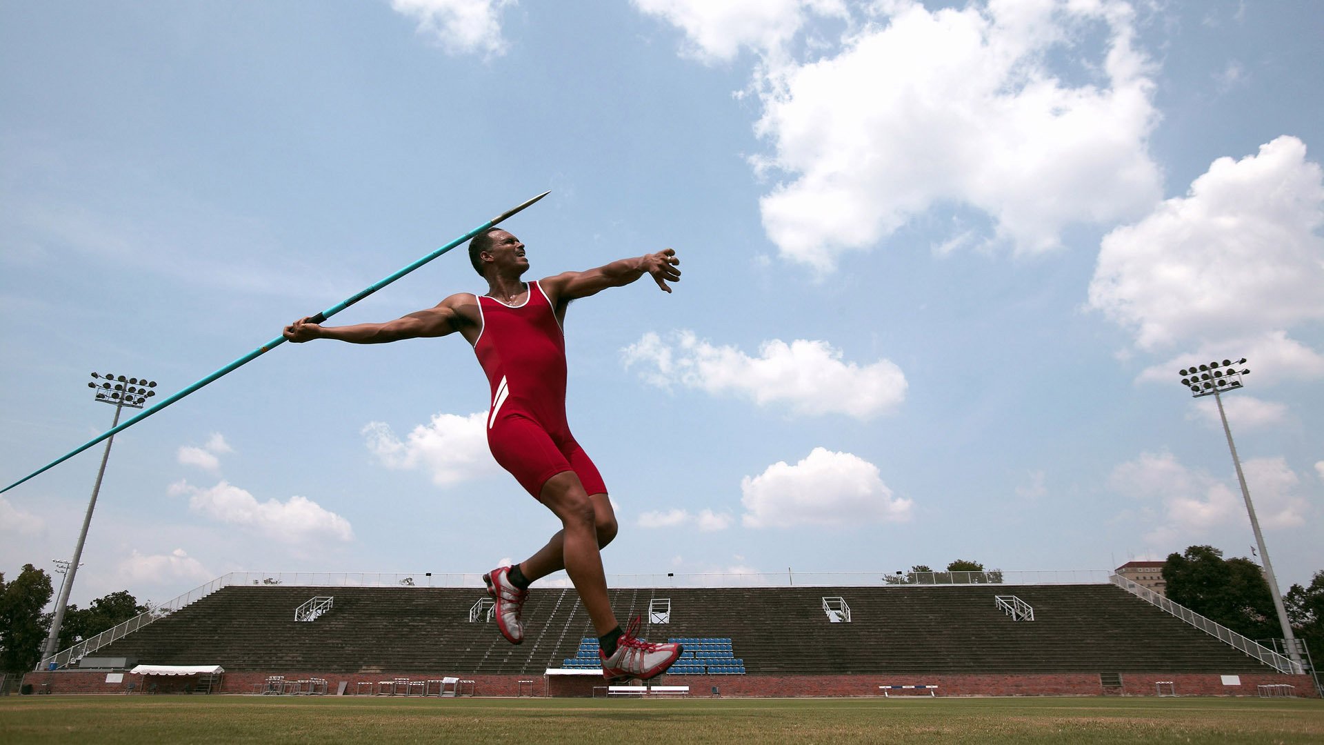 赛道与球场的双重奏，F1年度争冠焦点战与魔术险胜湖人的启示